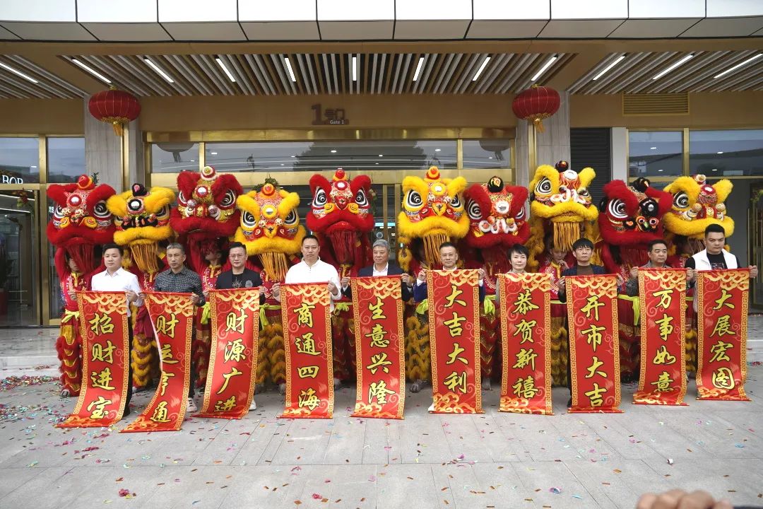 白云美灣廣場│鑼鼓三通迎開市,舞獅采青財運來 白云美灣廣場│鑼鼓三通迎開市,舞獅采青財運來