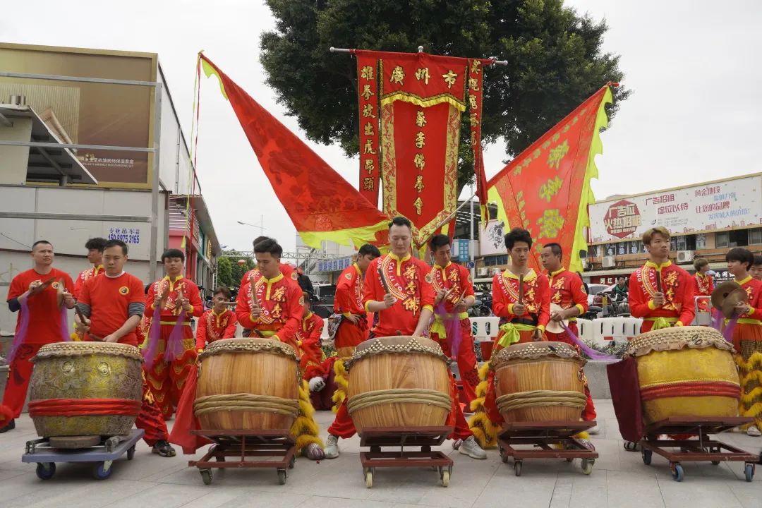 白云美灣廣場│鑼鼓三通迎開市,舞獅采青財運來 白云美灣廣場│鑼鼓三通迎開市,舞獅采青財運來