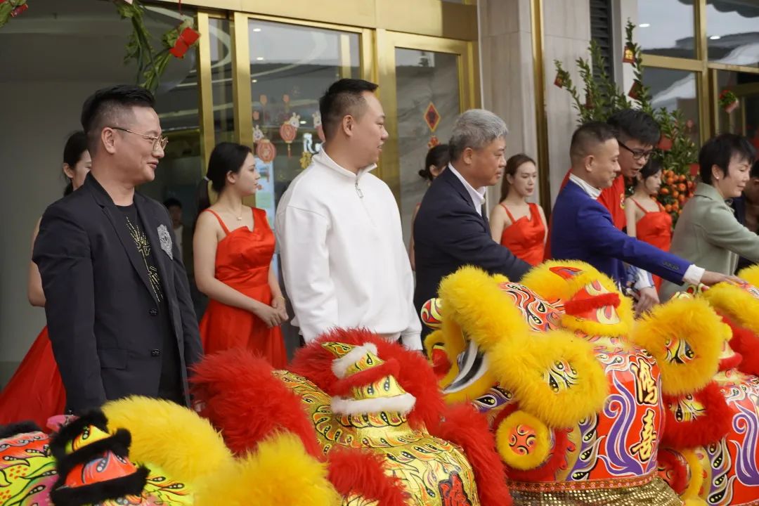 白云美灣廣場│鑼鼓三通迎開市,舞獅采青財運來 白云美灣廣場│鑼鼓三通迎開市,舞獅采青財運來