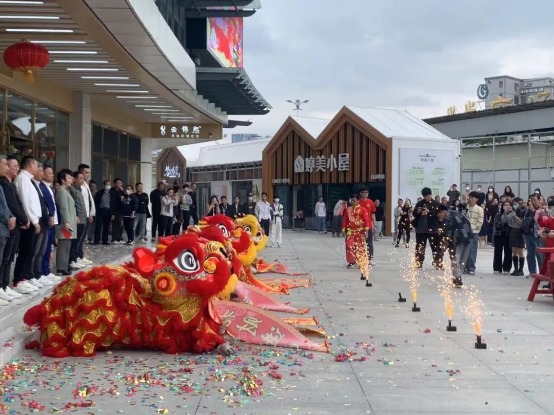 白云美灣廣場│鑼鼓三通迎開市,舞獅采青財運來 白云美灣廣場│鑼鼓三通迎開市,舞獅采青財運來