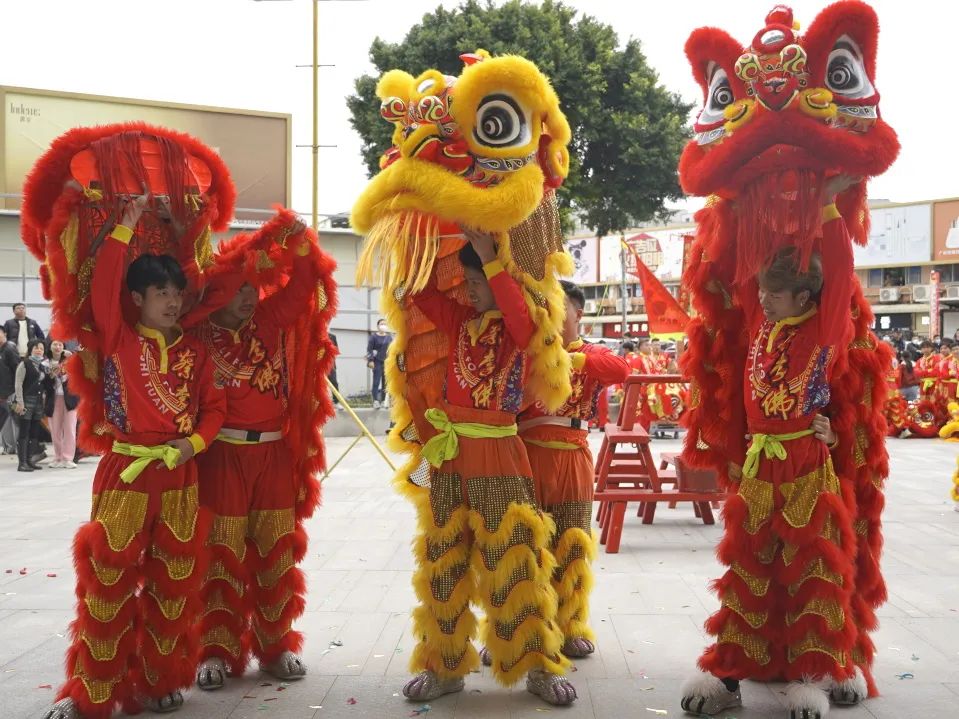 白云美灣廣場│鑼鼓三通迎開市,舞獅采青財運來 白云美灣廣場│鑼鼓三通迎開市,舞獅采青財運來