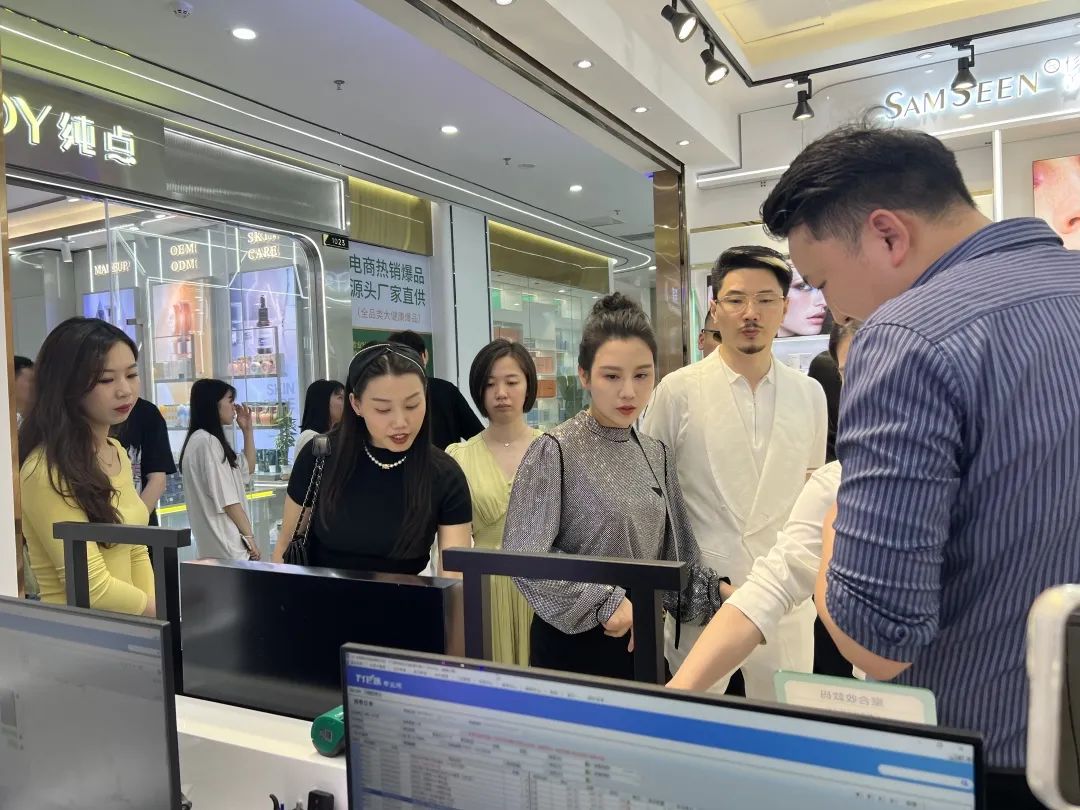 圍觀!千萬級網紅國岳夫婦到白云美灣廣場選品啦 圍觀!千萬級網紅國岳夫婦到白云美灣廣場選品啦