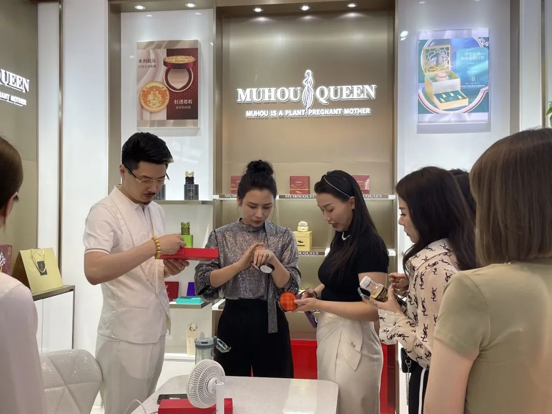 圍觀!千萬級網紅國岳夫婦到白云美灣廣場選品啦 圍觀!千萬級網紅國岳夫婦到白云美灣廣場選品啦