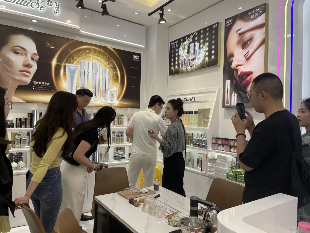 圍觀!千萬級網紅國岳夫婦到白云美灣廣場選品啦 圍觀!千萬級網紅國岳夫婦到白云美灣廣場選品啦