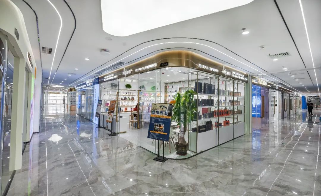 圍觀!千萬級網紅國岳夫婦到白云美灣廣場選品啦 圍觀!千萬級網紅國岳夫婦到白云美灣廣場選品啦