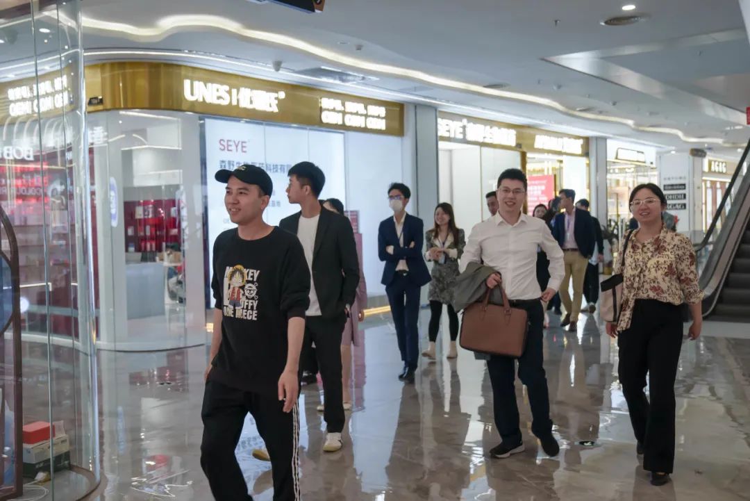 簡(jiǎn)訊│廣州市政協(xié)委員、香港霍英東集團(tuán)副總裁霍啟文一行蒞臨白云美灣廣場(chǎng)參觀