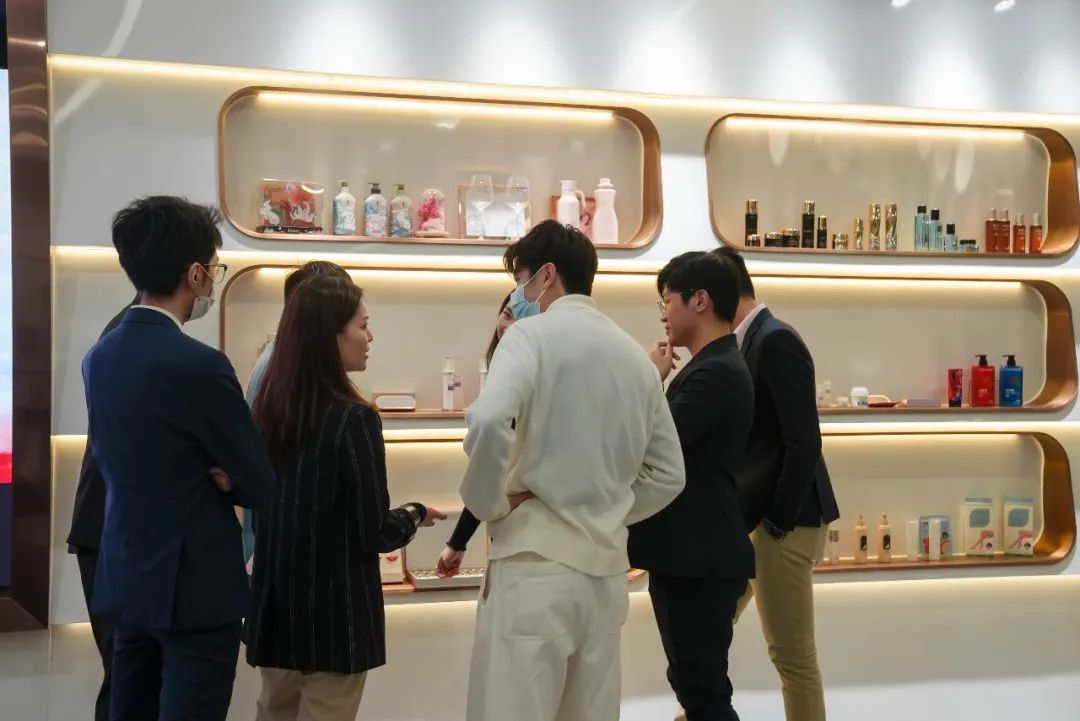 簡(jiǎn)訊│廣州市政協(xié)委員、香港霍英東集團(tuán)副總裁霍啟文一行蒞臨白云美灣廣場(chǎng)參觀