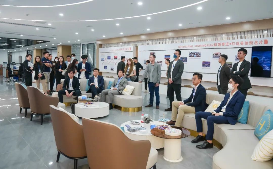 簡(jiǎn)訊│廣州市政協(xié)委員、香港霍英東集團(tuán)副總裁霍啟文一行蒞臨白云美灣廣場(chǎng)參觀