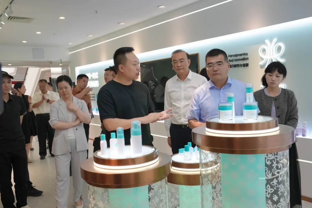 工信部中小企業發展促進中心單立坡主任一行蒞臨白云美灣廣場調研參觀指導 工信部中小企業發展促進中心單立坡主任一行蒞臨白云美灣廣場調研參觀指導