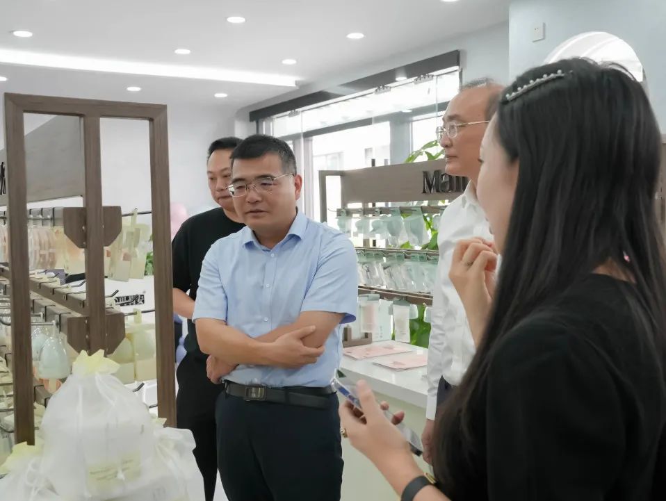 工信部中小企業發展促進中心單立坡主任一行蒞臨白云美灣廣場調研參觀指導 工信部中小企業發展促進中心單立坡主任一行蒞臨白云美灣廣場調研參觀指導