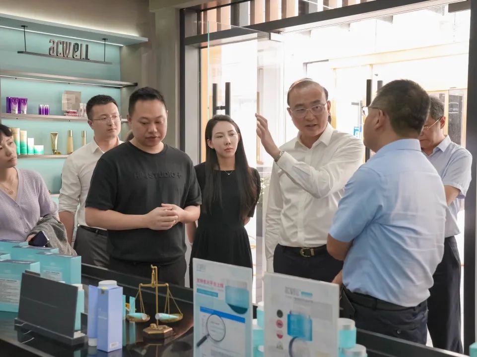 工信部中小企業發展促進中心單立坡主任一行蒞臨白云美灣廣場調研參觀指導 工信部中小企業發展促進中心單立坡主任一行蒞臨白云美灣廣場調研參觀指導